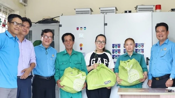 Đại diện công đoàn tại Thành phố Hồ Chí Minh thăm, tặng quà cá nhân có hoàn cảnh khó khăn. (Ảnh Hồng Giang)