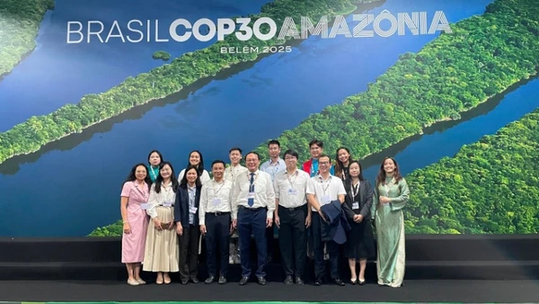 Đoàn đại diện thanh, thiếu niên Việt Nam tham dự COP30 chụp ảnh kỷ niệm cùng Thứ trưởng Nông nghiệp và Môi trường Lê Công Thành tại Brazil.