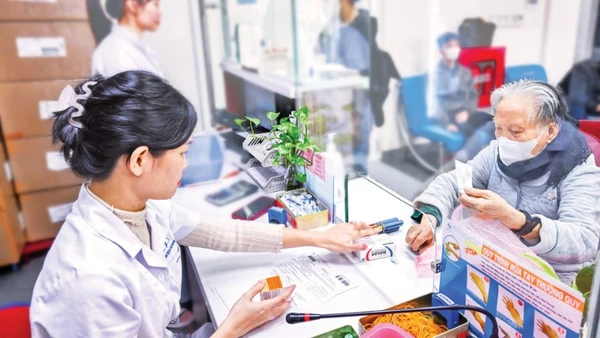 Người già đến khám tại Bệnh Viện Lão khoa Trung Ương nhận thuốc bảo hiểm y tế. (Ảnh: THÀNH ĐẠT)