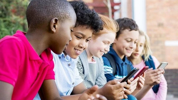 Có rất nhiều nguy cơ rình rập trẻ em trên không gian mạng, nhưng cùng đó cũng còn là cơ hội phát triển bản thân.