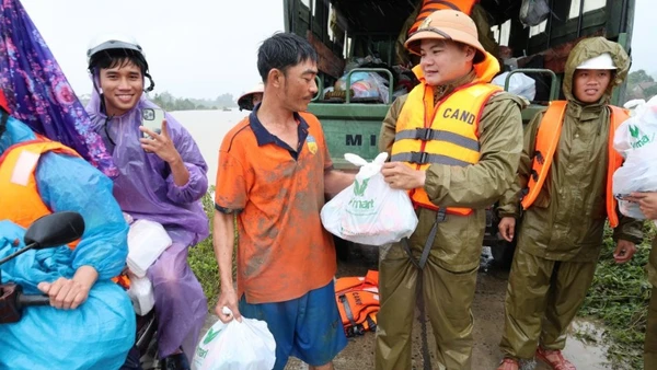 Trao quà cứu trợ đến với người dân vùng lũ tỉnh Đắk Lắk. (Ảnh TTXVN)
