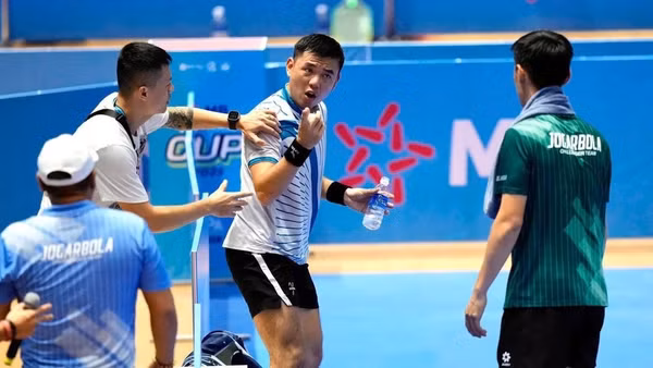 Lý Hoàng Nam (giữa) không hài lòng với quyết định thiếu chính xác của trọng tài.