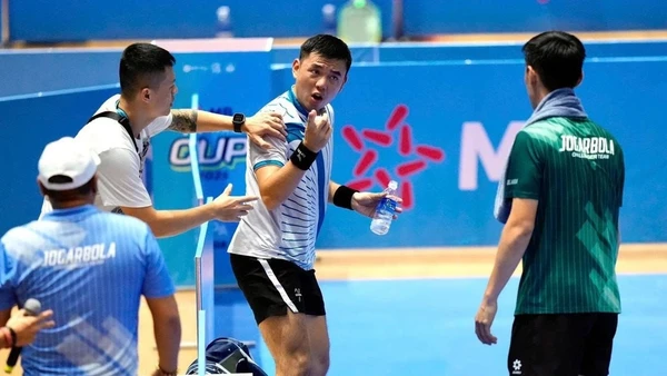 Lý Hoàng Nam (giữa) không hài lòng với quyết định thiếu chính xác của trọng tài.