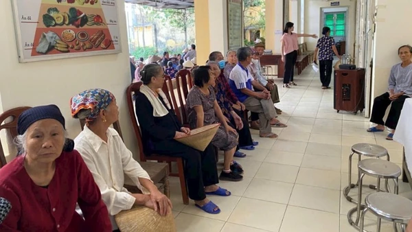 Người dân đến khám tại Trạm y tế Phú Thái, thành phố Hải Phòng. (Ảnh TTXVN)