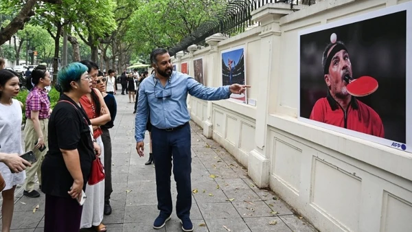 Photo Hanoi '23 thu hút đông đảo khách tham quan. 