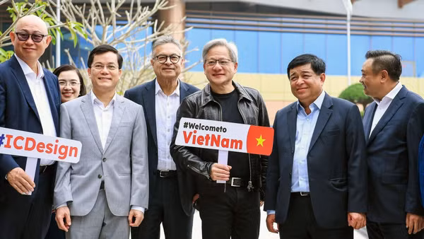 Ông Jensen Huang (đứng giữa), Chủ tịch kiêm CEO NVIDIA, mong muốn đưa Việt Nam trở thành “ngôi nhà thứ hai” của Tập đoàn. Ảnh | NIC