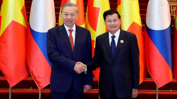 Tổng Bí thư Tô Lâm và Tổng Bí thư, Chủ tịch nước Lào Thongloun Sisoulith đồng chủ trì Cuộc gặp cấp cao giữa Đảng Cộng sản Việt Nam và Đảng Nhân dân Cách mạng Lào. (Ảnh: TTXVN)