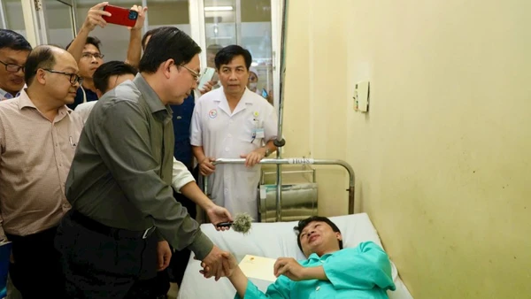 Phó Thủ tướng Hồ Quốc Dũng đến Bệnh viện Đa khoa Khánh Hòa thăm hỏi, tặng quà nạn nhân bị thương nặng trong vụ sạt lở trên đèo Khánh Lê.