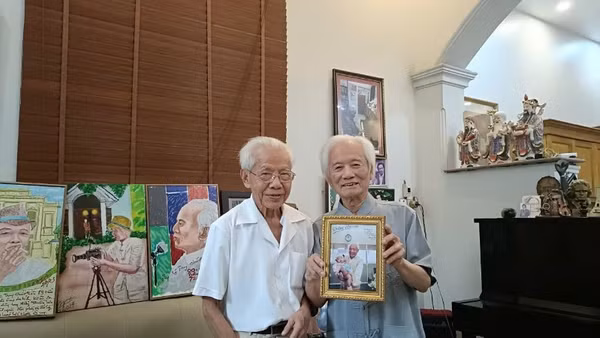 GS Hồ Ngọc Đại và nhà giáo Nguyễn Trung Chính (bên phải) - hai người thầy tóc bạc vẫn hết lòng hướng về trẻ thơ.