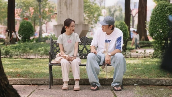 Theo chân hai nhân vật chính do Hoàng Hà và Lee Kwang Soo đóng, phim Tay anh giữ một vì sao giới thiệu nhiều địa điểm du lịch của Thành phố Hồ Chí Minh và Đà Lạt.