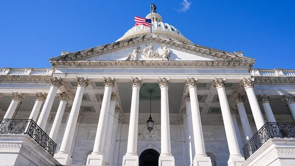 Phía sau cánh cửa