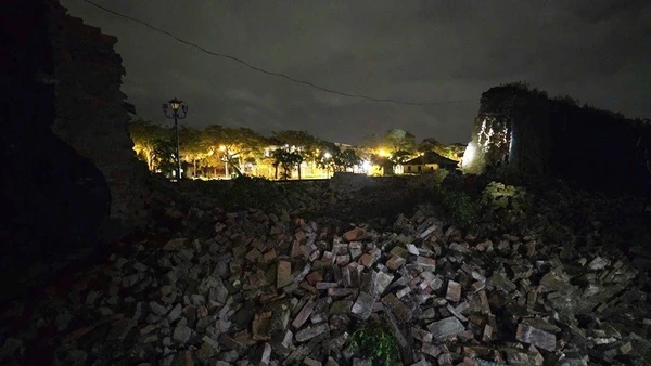 Một đoạn tường dài khoảng 15m của Hoàng Thành Huế bị đổ sập do mưa lũ. (Ảnh: Di tích Huế)