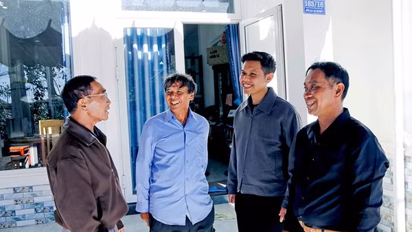 Ông Kwuyên Cil trò chuyện với người dân tổ dân phố B’ Nơr B.