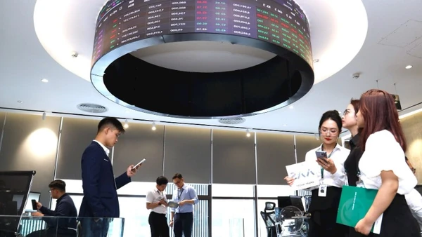 Thông tin thị trường chứng khoán Việt Nam được FTSE Russell nâng hạng đã ngay lập tức tạo hiệu ứng mạnh mẽ đẩy chỉ số VN Index bứt phá qua ngưỡng 1.700 điểm. (Ảnh Minh Dũng)