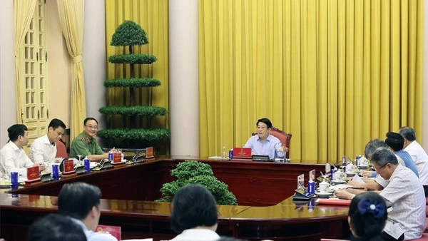 Chủ tịch nước Lương Cường chủ trì buổi làm việc về công tác chuẩn bị cho Lễ mở ký Công ước Hà Nội. (Ảnh TTXVN)