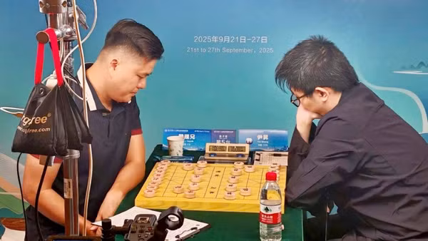 Lại Lý Huynh trong trận chung kết nội dung cờ tiêu chuẩn nam tại Giải cờ tướng thế giới. Ảnh | TLKĐ