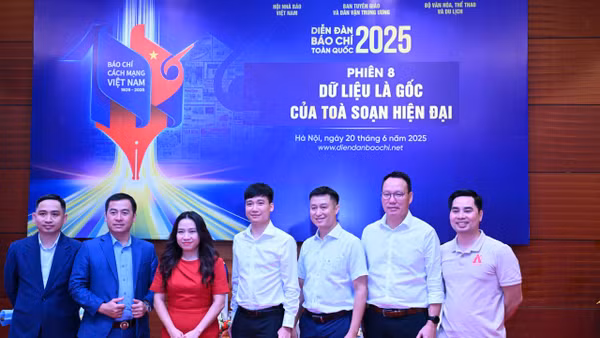 Các diễn giả và khách mời tại phiên thảo luận “Dữ liệu là gốc của tòa soạn hiện đại”. (Ảnh: THÀNH ĐẠT)