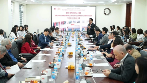 Quang cảnh diễn đàn khoa học. 