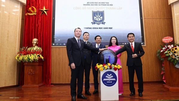 Nghi thức công bố Nghị quyết thành lập 3 trường thuộc Trường đại học Sư phạm Hà Nội. (Ảnh: THANH TÙNG)