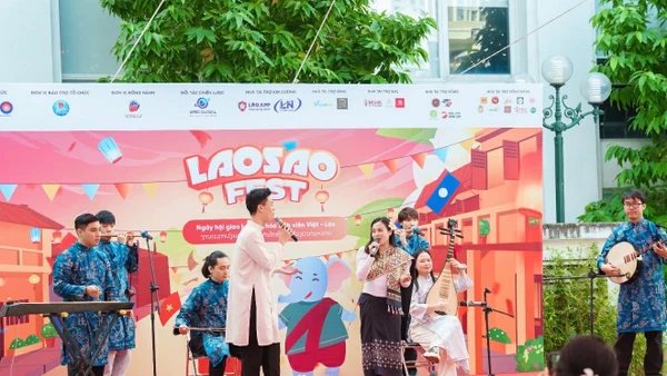 Ngày hội giao lưu văn hóa sinh viên Việt-Lào mang đến không gian trẻ trung với nhiều hoạt động phong phú.
