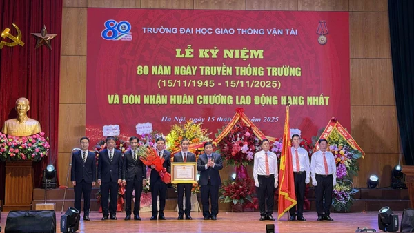 Phó Thủ tướng Chính phủ Nguyễn Chí Dũng trao Huân chương Lao động hạng Nhất cho Trường đại học Giao thông vận tải. (Ảnh: QUỲNH NGUYỄN)
