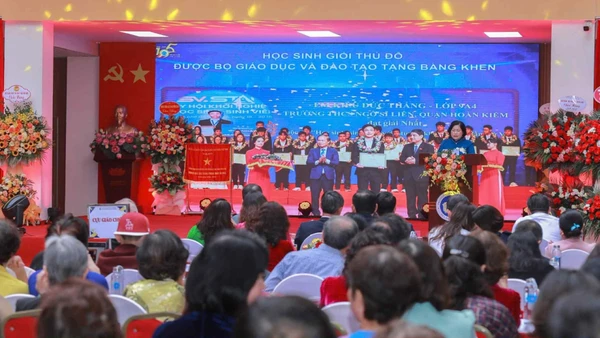 Trường trung học cơ sở Ngô Sĩ Liên (phường Cửa Nam, Hà Nội) đón nhận Cờ thi đua của Thủ tướng Chính phủ.