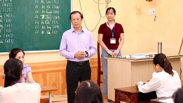 Thứ trưởng Giáo dục và Đào tạo Phạm Ngọc Thưởng động viên cán bộ, giáo viên tham gia chấm thi tại tỉnh Ninh Bình.