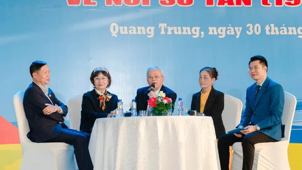 Những nhân chứng lịch sử trong suốt những năm tháng sơ tán của Đại học Kinh tế Quốc dân chia sẻ tại phần giao lưu “Ký ức về một thời sơ tán”.