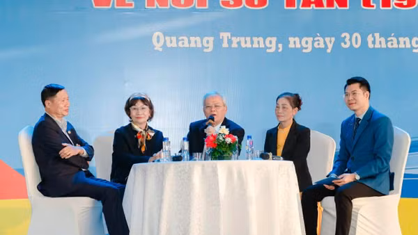Những nhân chứng lịch sử trong suốt những năm tháng sơ tán của Đại học Kinh tế Quốc dân chia sẻ tại phần giao lưu “Ký ức về một thời sơ tán”.