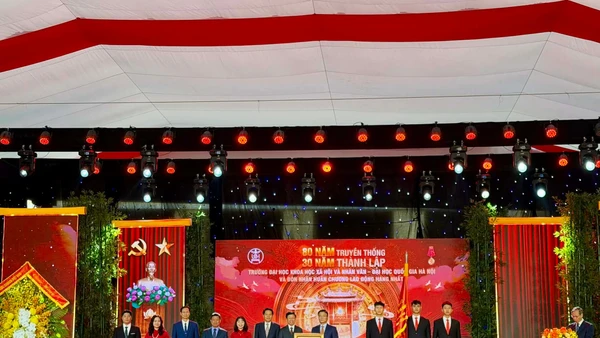 Phó Thủ tướng Chính phủ Lê Thành Long trao Huân chương Lao động hạng Nhất cho Trường đại học Khoa học Xã hội và Nhân văn (Đại học Quốc gia Hà Nội). (Ảnh: QUỲNH NGUYỄN) 