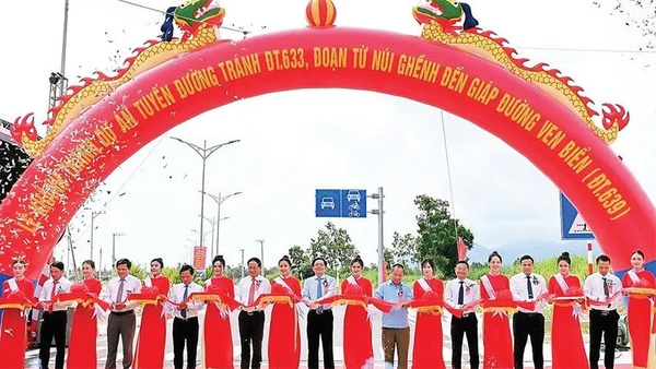 Nghi thức cắt băng khánh thành tuyến đường tránh ĐT.633, đoạn Núi Ghềnh-ĐT.639. (Ảnh QUANG TẤN) 