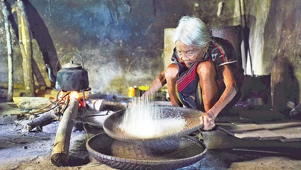 Được hỗ trợ, đời sống đồng bào dân tộc thiểu số ở dãy Trường Sơn đã thay đổi tích cực.