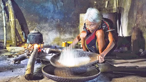 Được hỗ trợ, đời sống đồng bào dân tộc thiểu số ở dãy Trường Sơn đã thay đổi tích cực.