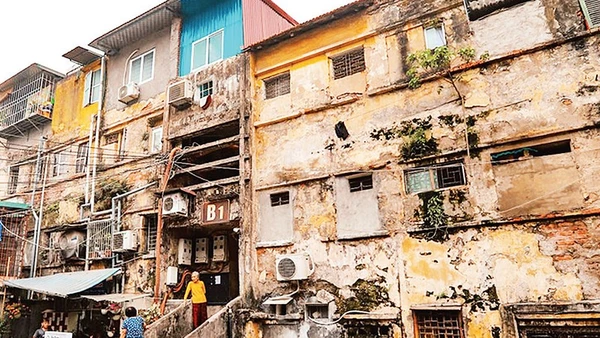 Khu tập thể trong ngõ Văn Chương xuống cấp nghiêm trọng từ nhiều năm nay. (Ảnh HOÀI NAM) 