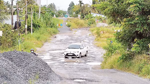 Tuyến đường Ninh Quới - Ngan Dừa chậm tiến độ là bởi vướng giải phóng mặt bằng tại nhiều vị trí cầu ở ấp Ninh Thạnh và Kênh Xáng.