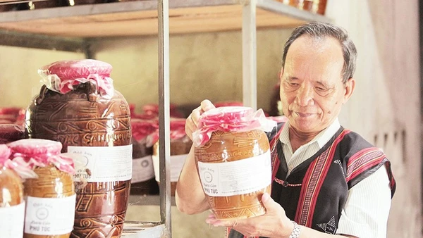 Ông Lê Văn Nghĩa kiểm tra chất lượng sản phẩm rượu cần. 