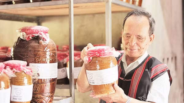 Ông Lê Văn Nghĩa kiểm tra chất lượng sản phẩm rượu cần. 