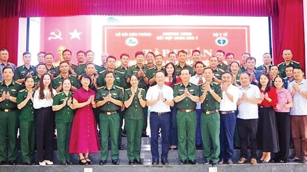 Các đại biểu và học viên tham gia lớp tập huấn. (Ảnh HẢI THƯỢNG) 