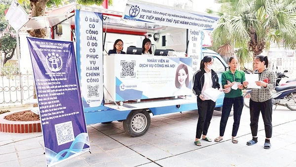 Mô hình “Dịch vụ công lưu động” hỗ trợ người dân xã Minh Châu làm thủ tục hành chính. 