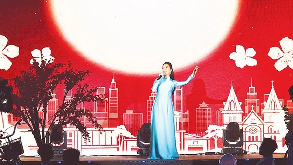 Ca sĩ Thanh Ngọc biểu diễn trong chương trình“Những ngày văn học, nghệ thuật Thành phố Hồ Chí Minh”. 