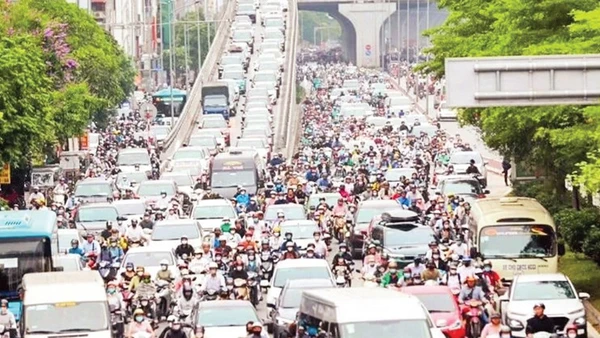 Nhiều tuyến đường tại Hà Nội thường xuyên quá tải và ùn tắc kéo dài. 
