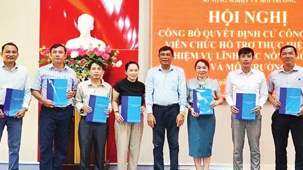 Công chức, viên chức thuộc Sở Nông nghiệp và Môi trường tỉnh Quảng Ngãi nhận quyết định biệt phái về cơ sở hỗ trợ các địa phương. (Ảnh HC)