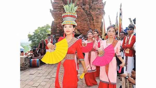 Cô gái Chăm trong Lễ hội Katê tại Khánh Hòa.