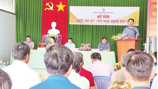 Chương trình "Ngày thứ bảy lắng nghe người dân nói" diễn ra tại trụ sở ấp Phước Thắng, xã Long Hải.