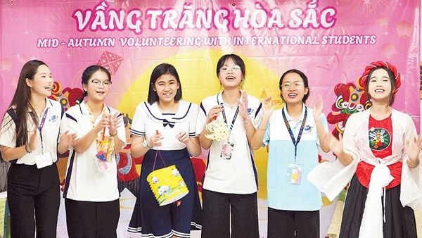 Sinh viên Trường đại học Mở Thành phố Hồ Chí Minh đem Tết Trung thu đến với Trường chuyên biệt Tương Lai. (Ảnh CTV) 