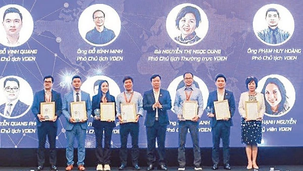 Ban lãnh đạo Mạng lưới chuyên gia dữ liệu toàn cầu ra mắt. (Ảnh DQT)