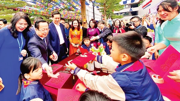 Ngành Giáo dục và Đào tạo Hà Nội phát động tiếp tục triển khai mô hình “Trường học hạnh phúc” tới toàn bộ trường học trên địa bàn thành phố. 