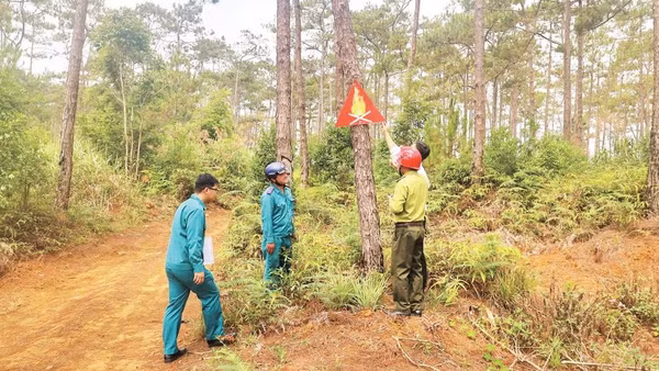 Các lực lượng chức năng phối hợp tuần tra bảo vệ rừng mùa khô.