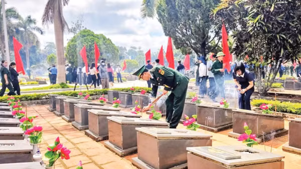 Thế hệ trẻ tri ân, tưởng nhớ những người con ưu tú đã ngã xuống vì nghĩa vụ quốc tế cao cả.