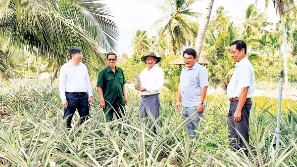 Lãnh đạo xã Hòa Bình thăm làng khóm Bưng Sẫm.
